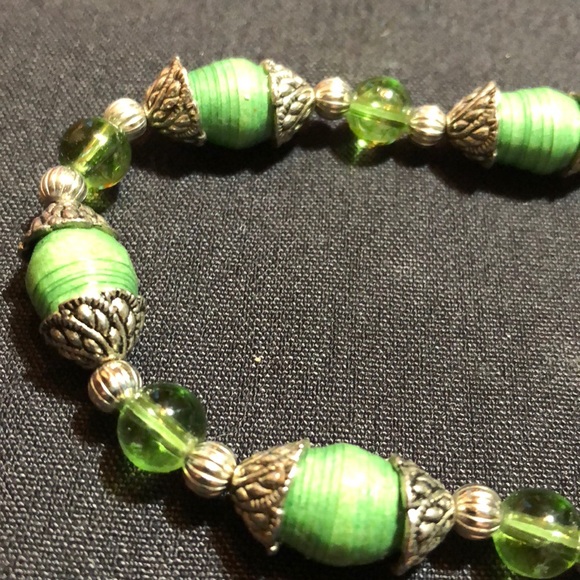 Green and silver colored bracelet - Picture 5 of 6